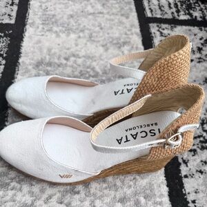 Escata Barcelona White and Tan Wedge Shoes